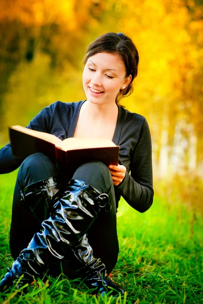 Mooi meisje leest boek — Stockfoto