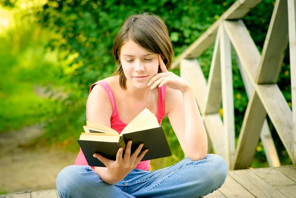 Meisje leest boek — Stockfoto