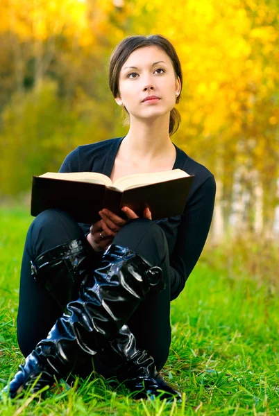 Krásná dívka čte knihu — Stock fotografie