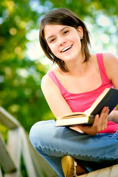 Girl reads book — Stock Photo, Image