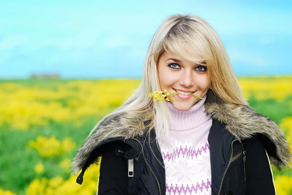 女性は歯で花を保持します。 — ストック写真