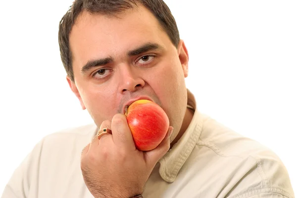 Homem morde uma maçã — Fotografia de Stock
