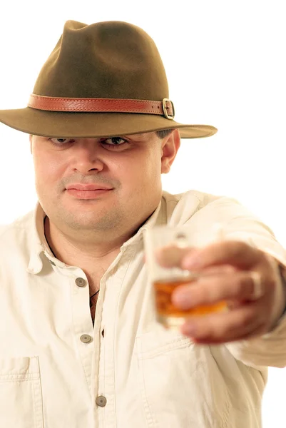 El hombre ofrece un vaso de whisky — Foto de Stock