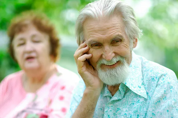 Oudere vrouw vertelt een grap man — Stockfoto