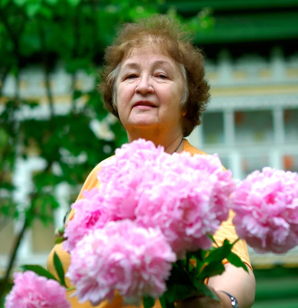 Pensioner with florets — Stock Photo, Image