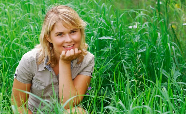 Девушка в траве — стоковое фото