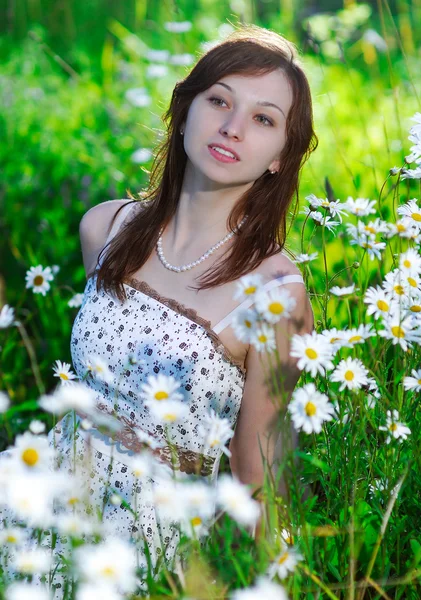 牧草地の少女 — ストック写真
