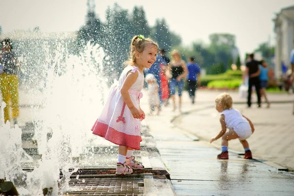 女孩和喷泉 — 图库照片