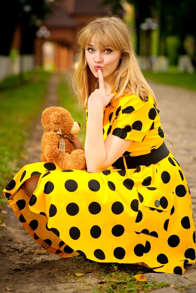 Porträt eines Mädchens mit Teddybär — Stockfoto