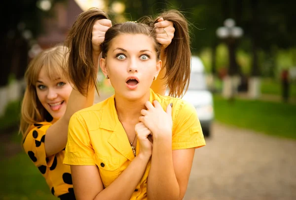 Две девушки в жёлтых платьях — стоковое фото