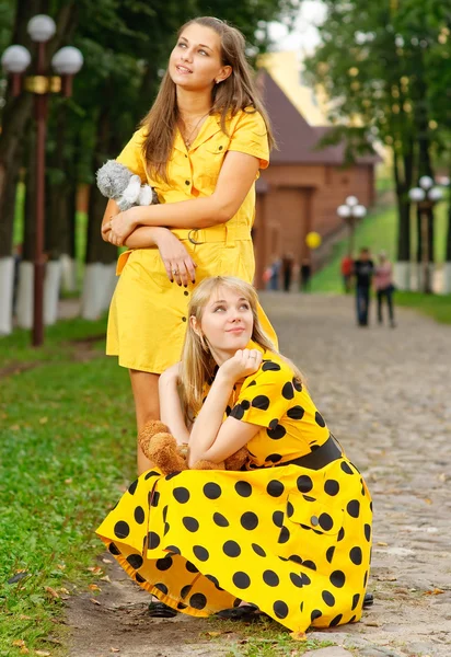 Meninas com ursinhos de pelúcia — Fotografia de Stock