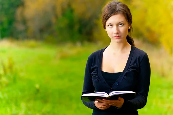 Meisje met boek in handen — Stockfoto