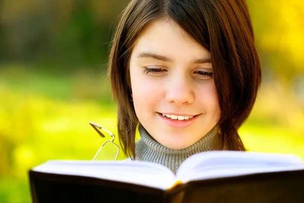 Dziewczyna czyta książki — Zdjęcie stockowe