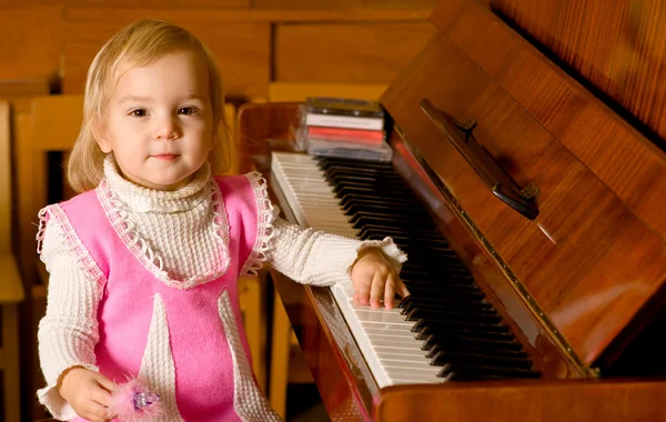 Chica joven sobre piano — Foto de Stock