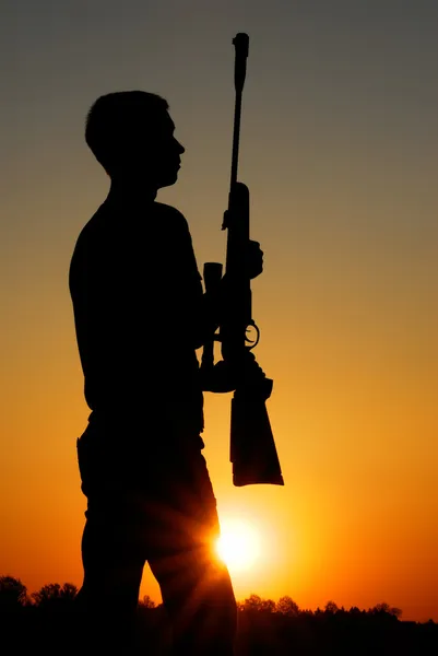 El francotirador con un rifle — Foto de Stock