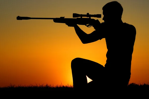 De sniper voor een zonsondergang. — Stockfoto
