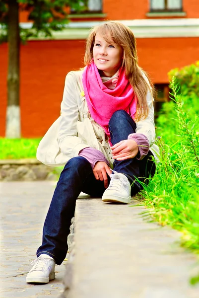 Flicka med rosa halsduk — Stockfoto