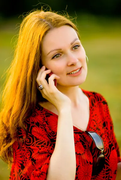Portret młodej kobiety z telefonu — Zdjęcie stockowe