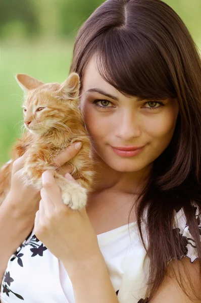 Портрет девушки с котенком — стоковое фото