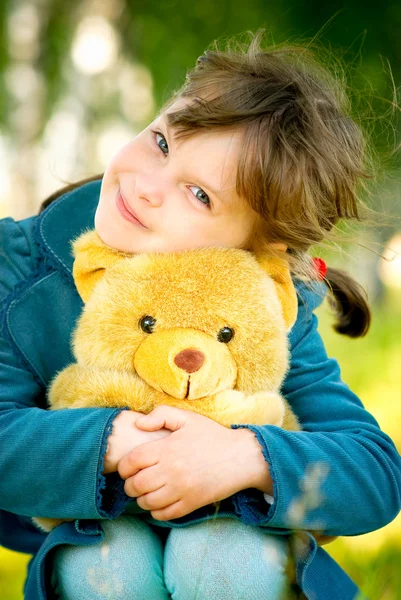 곰 곰을 데리고 있는 어린 소녀 — 스톡 사진
