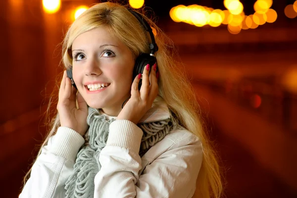 Porträtt av flicka med hörlurar — Stockfoto