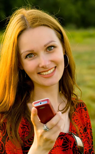 Meisje met een mobiele telefoon — Stockfoto