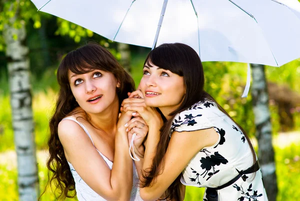 Two girls and an umbrella — Stock Photo, Image