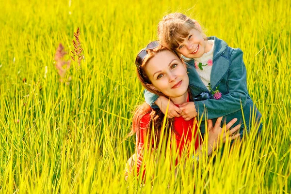 Mãe e filha em um prado — Fotografia de Stock
