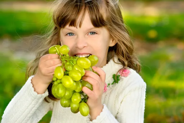 Молодая девушка с виноградом — стоковое фото