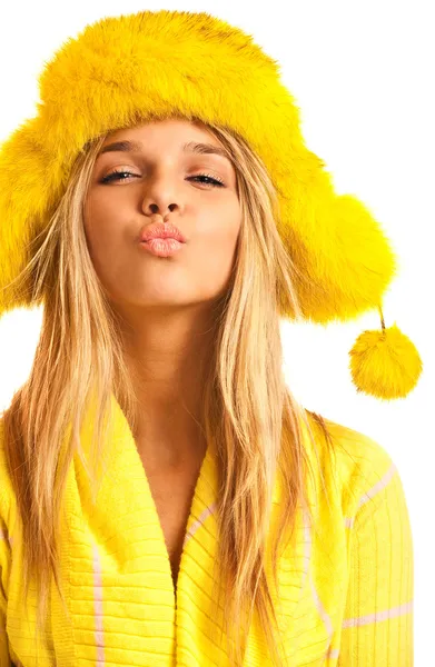 Ritratto di bionda in berretto di pelliccia giallo — Foto Stock