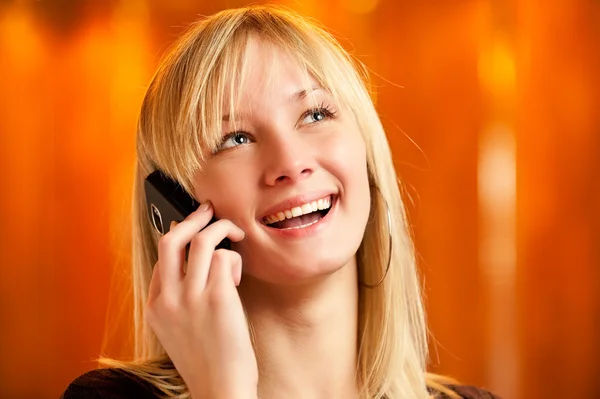 Blondin talar med mobiltelefon — Stockfoto