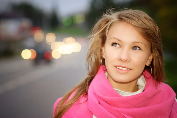 Portret van meisje over snelweg — Stockfoto