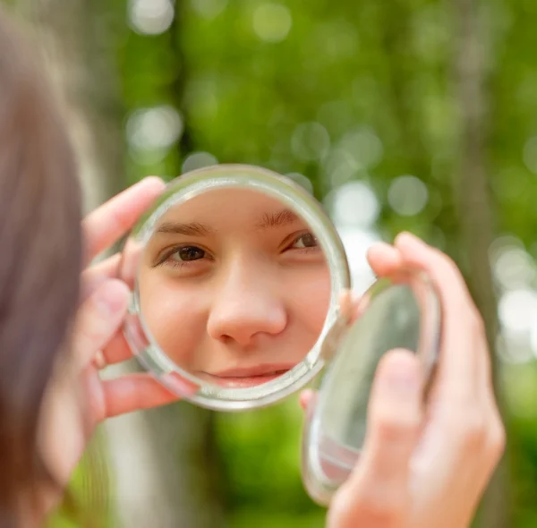 Reflexionsgesicht des Mädchens im Spiegel — Stockfoto