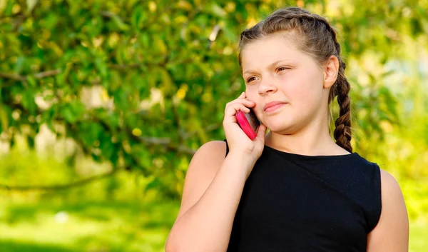 Flicka talar på mobiltelefon — Stockfoto
