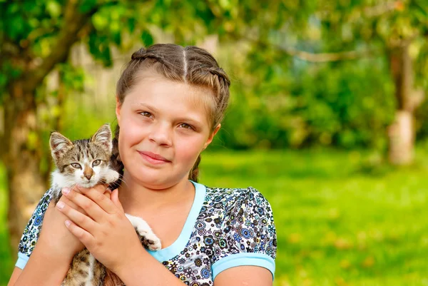 子猫を持つ少女 — ストック写真
