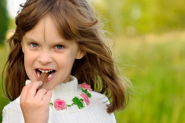 Κορίτσι τρώει σοκολάτα — Φωτογραφία Αρχείου