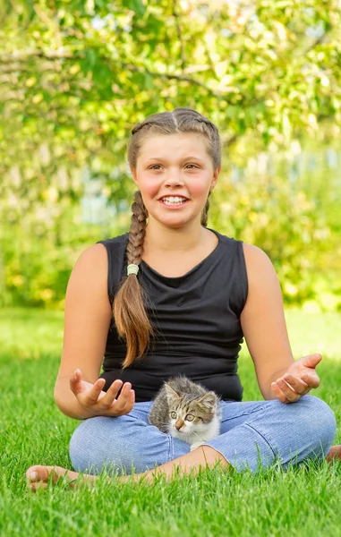 Girl in pose of lotus and kitten — Stock Photo, Image