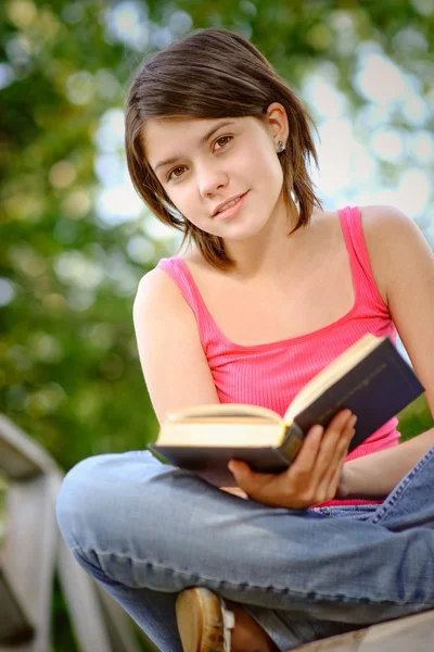 Meisje leest boek — Stockfoto