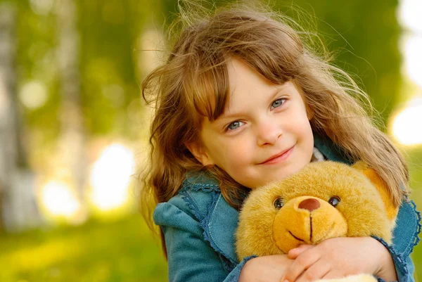 Çocuk oyuncak ayı yavrusu ile — Stok fotoğraf