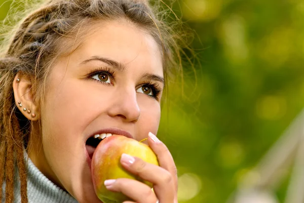 Girl with an apple — Stock Photo, Image