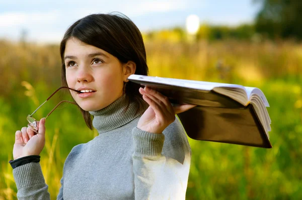 Retrato de menina com livro — Fotografia de Stock