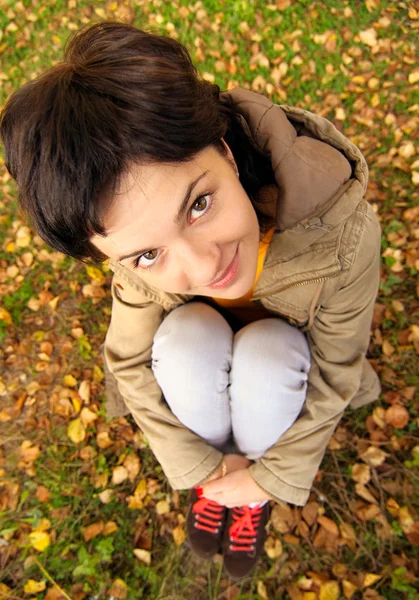 Girl sits on ground — Stock Photo, Image