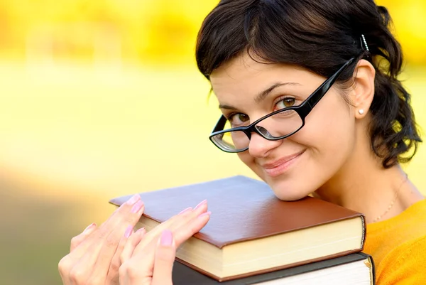 Porträt eines Mädchens mit Büchern — Stockfoto
