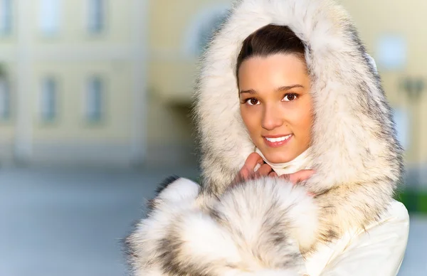 Menina em um casaco de pele branco — Fotografia de Stock