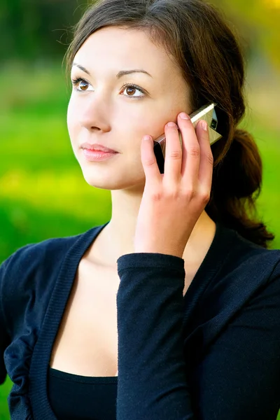 Menina fala por telefone móvel — Fotografia de Stock
