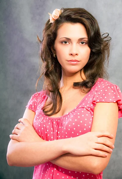 Portret brunetka w czerwonym ubraniu — Zdjęcie stockowe