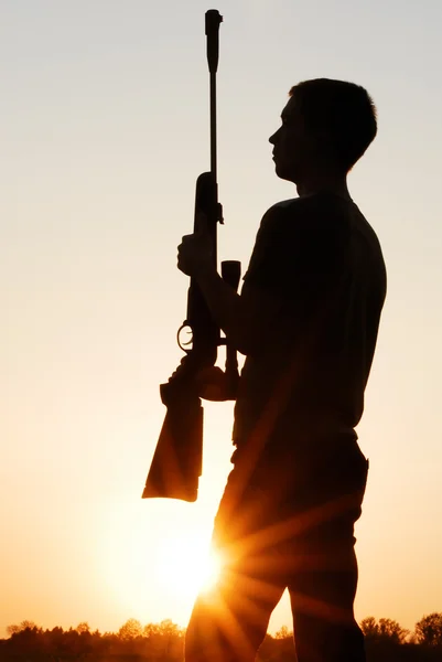 Снайпер с винтовкой — стоковое фото