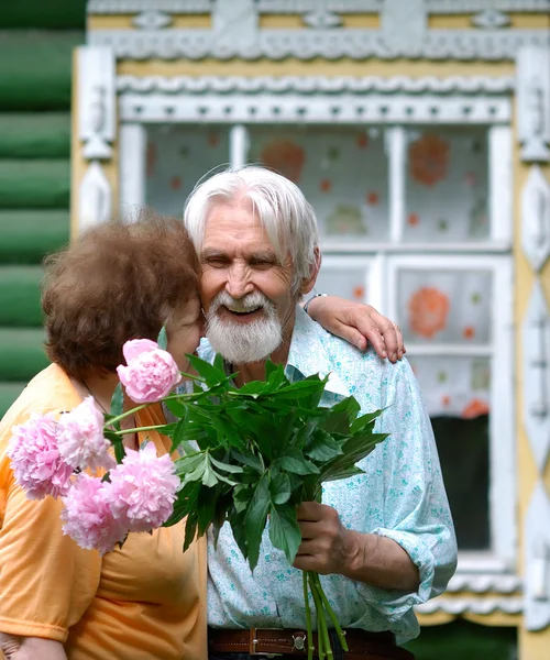 Pensionistas com florzinhas — Fotografia de Stock