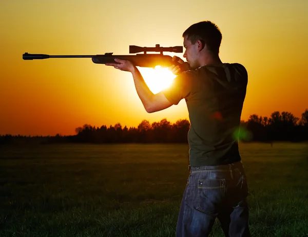 Sniper pour un coucher de soleil . — Photo