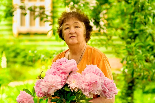 Συνταξιούχος με florets — Φωτογραφία Αρχείου